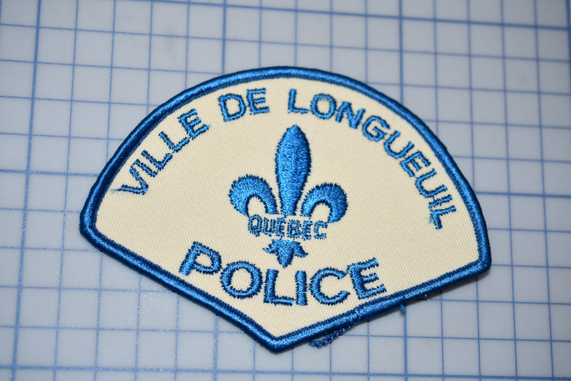 a badge with a fleur de longeuil police on it